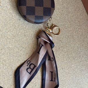 Elegant Upcycled Checkered Coin Purse with Keychain and Compact Pocket Mirror